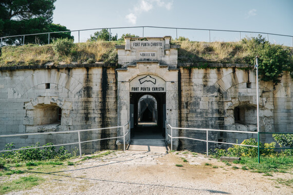 URUŠIO SE KROV Mladi turisti se popeli na bunker kod Pule pa izgubili tlo pod nogama!