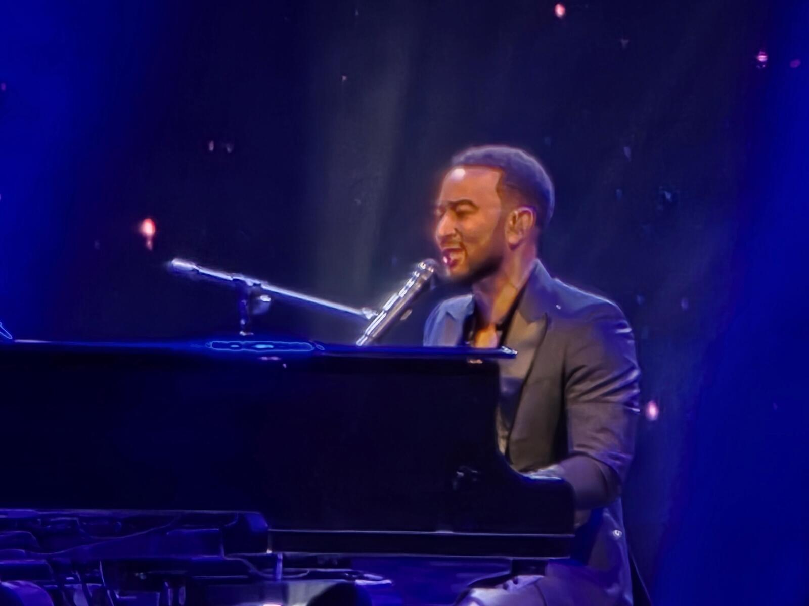 John Legend i klavir