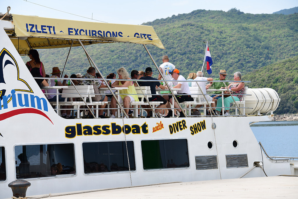Turistički brod u Rapcu (foto: Roberto Matković)