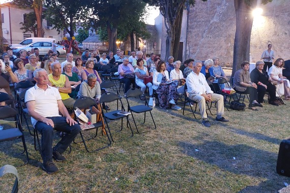 Pod vedrim nebom večer je od početka do kraja bila ispunjena ljepotom našega 'ča'