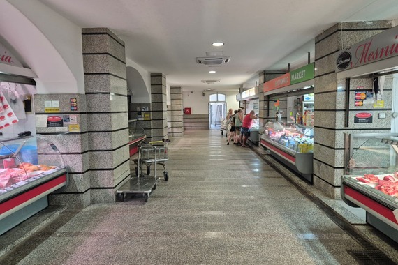 Pulska mesnica na tržnici danas je imala zanimljiv natpis na pultu. Njihovi radnici ostali su doma