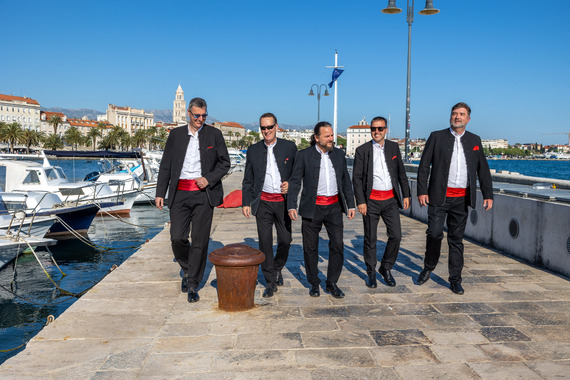 Klapa Iskon predstavlja bogat repertoar tradicijskih dalmatinskih pjesama i suvremenih obrada