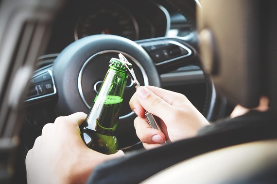 Jednim 'udarcem' oštetio dva automobila, motor, bicikl i zgradu!