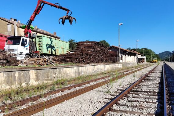 Kad delaš po najvećoj vrućini, treba se znati snaći – evo kako se spasio ovaj radnik na kamionu