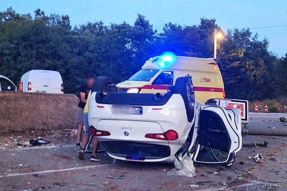 Težak sudar u Manjadvorcima: Automobil završio na krovu, srušeni zid i stup javne rasvjete