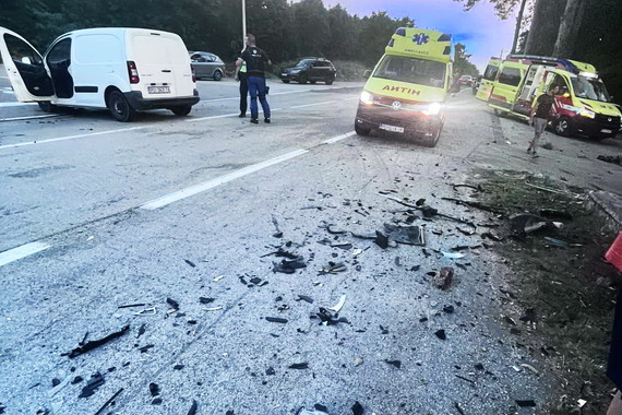 U sudaru petero ozlijeđenih, kombi oduzeo prednost automobilu 