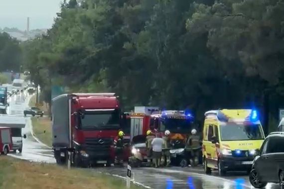 Teška prometna nesreća kraj Umaga: Sudarili se teretno vozilo i automobil