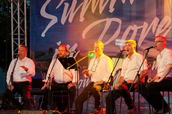 Klapa Iskon oduševila publiku na Trgu slobode i ispunila porečku večer emocijama i pjesmom