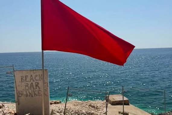 CRVENA ZASTAVA Privremeno zabranjeno kupanje na dvjema istarskim plažama