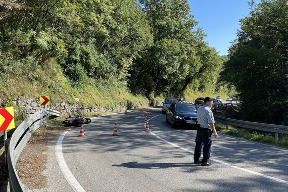Najprije je jedan motorist udario u stijene i pao, a potom su pala još dvojica iza njega
