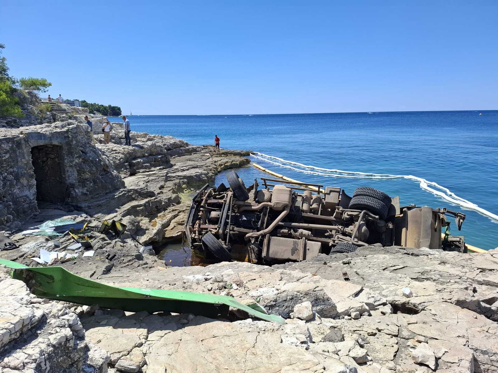 Kamion se stropoštao kod bunkera, gdje se vole kupati Puležani (Foto: M. Vermezović Ivanović)