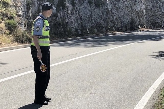 Njemački motociklist udario u autobus kojim je upravljao vozač iz Filipina