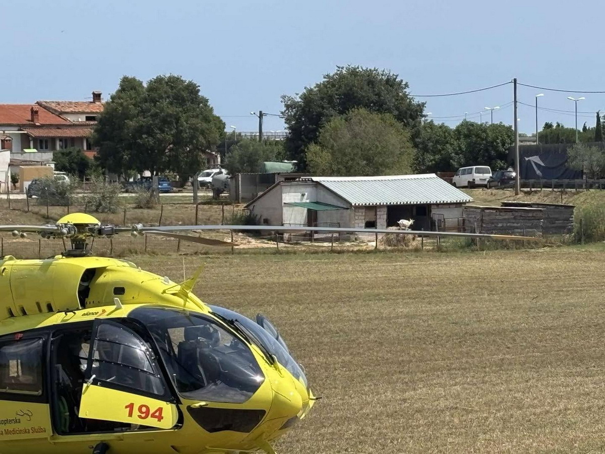 Vatrogasci osiguravaju prostor zbog medicinskog leta (foto: JVP Pula)