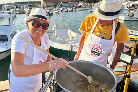 Dok su se u jednom loncu dodavali začini, iz susjednog se čulo kako je baš njihov recept 'onaj pravi'