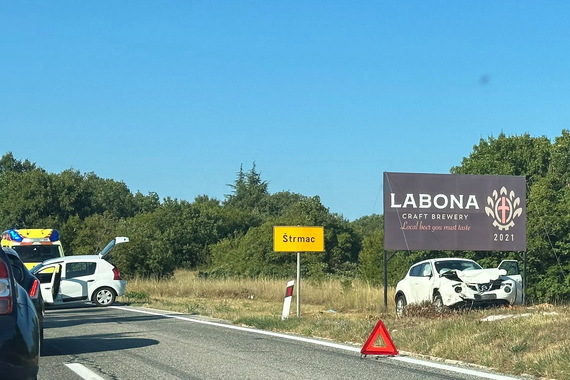 Od siline udarca automobil izletio s ceste i udario u reklamni pano