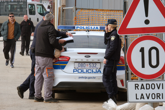 Vozio pod utjecajem alkohola, a suvozačica vrijeđala policijske službenike