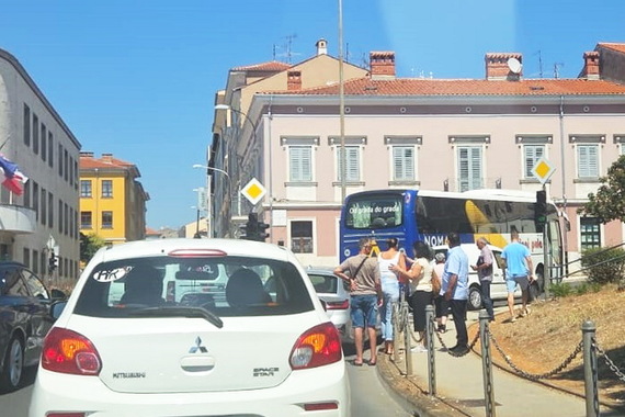 Sudarili se autobus i automobil u Puli, promet u zastoju