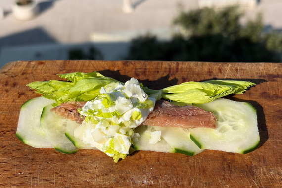Filet slane srdele na svježem krastavcu s umakom od vrhnja, maslinovog ulja, celera i Paškog sira