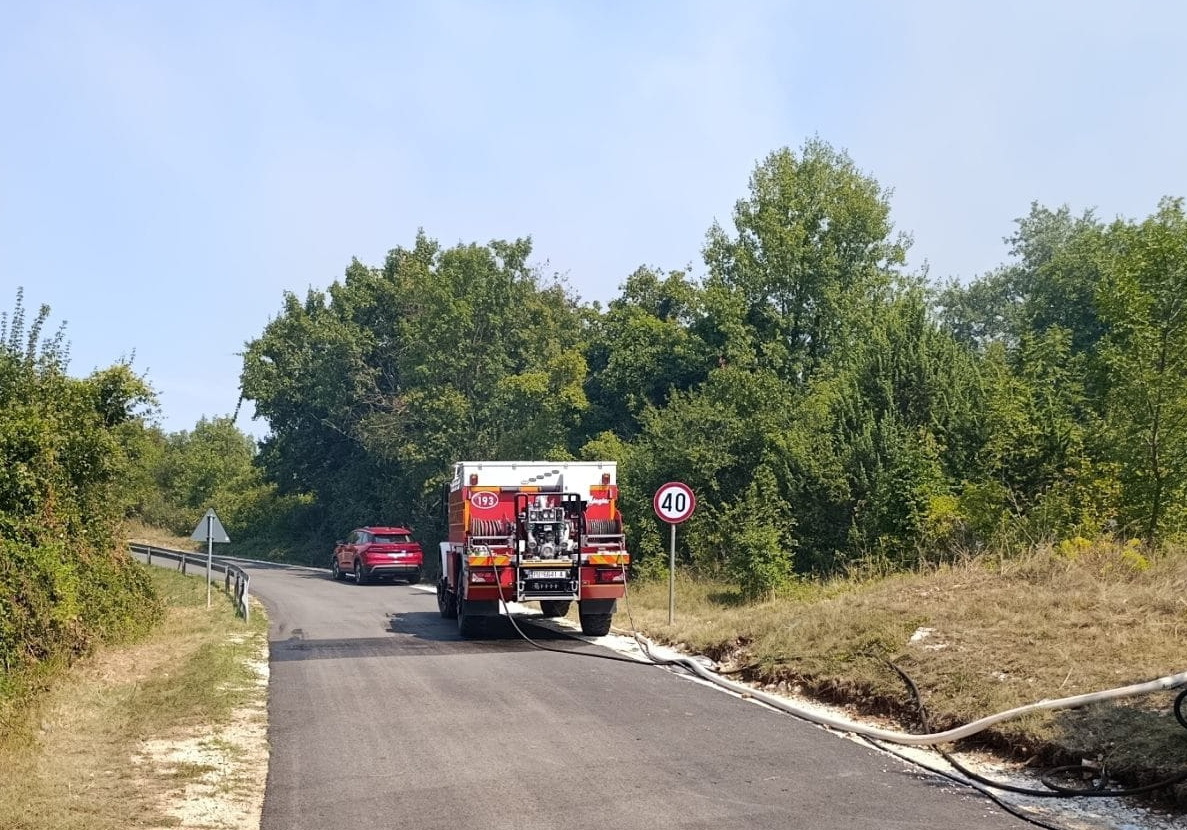 Vatrogasci na terenu u Orihima