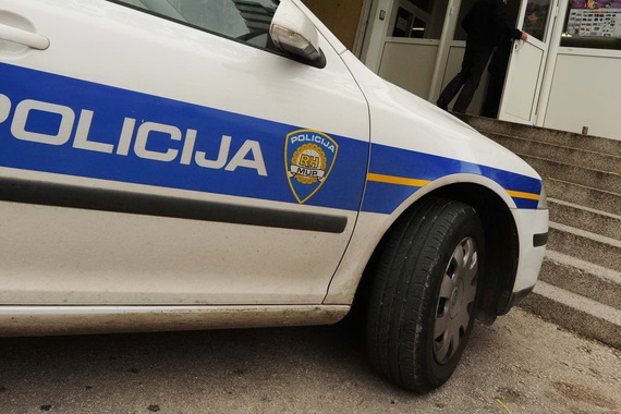 Rijetko viđen incident: šakom udario policajca, ozlijeđena dvojica službenika