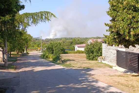 Ponovno gorjelo kod Orihi. Zbog bure stigla pomoć iz zraka, opožarena velika površina