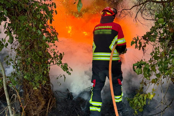 Buktinju kod Gračišća gasila dva kanadera. Bilo je opasno, ali kuće su sada sigurne