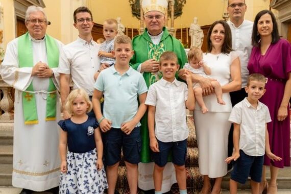 Biskup Štironja krstio šesto dijete obitelji Vratović. Poslao je snažnu poruku