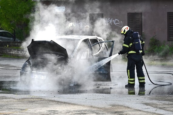 Izgorjeli automobil i stablo u Dugoj Uvali