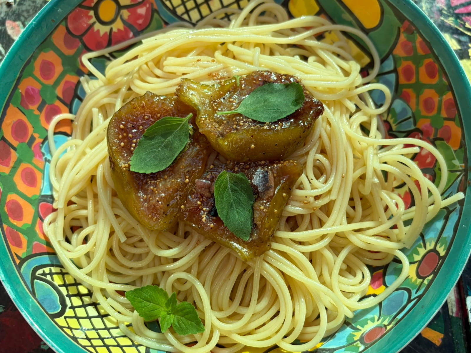  Spaghetti sa smokvom, bosiljkom i filetom slane srdele