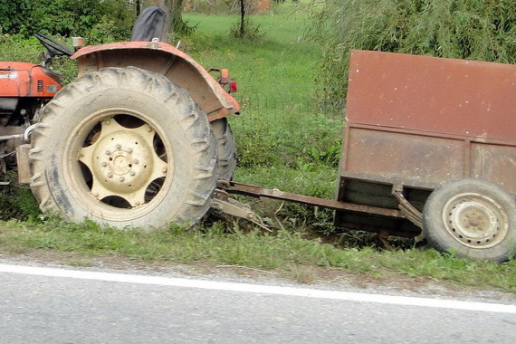 Teško ozlijeđen u prevrtanju traktora kod Buzeta