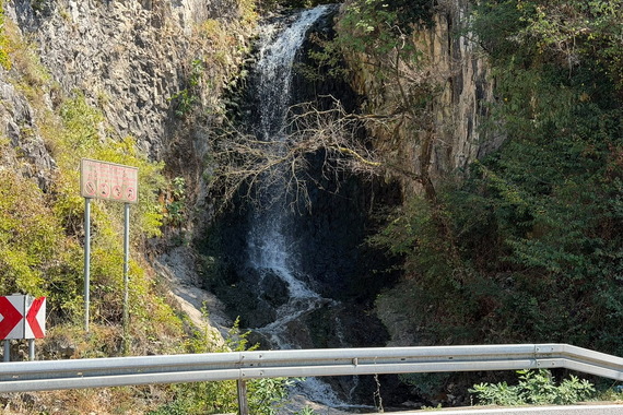 Turisti opet istražuju raški vodopad. Piju, uživaju i pune si boce fekalijama