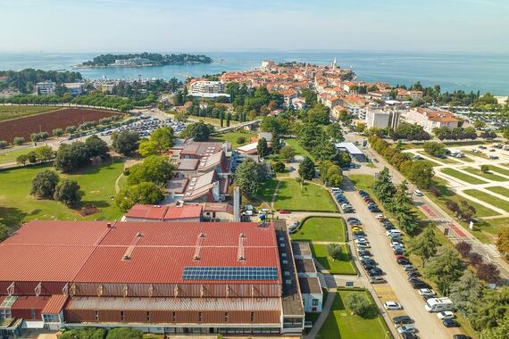 Uređuju se učionice i krovišta, a u Žbandaju se otvara nova učionica