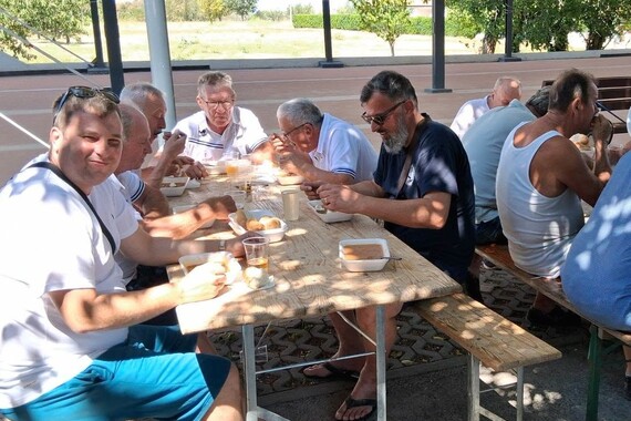 PIVO, PIDOĆI I DARIVANJE: Ovaj gradonačelnik kao da se klonirao – posvuda je, samo nije na godišnjem