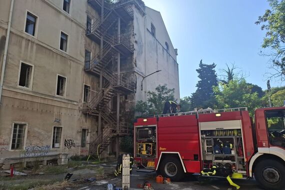U bivšoj Uljanikovoj kasarni rano jutros buknuo požar, na intervenciji brojni vatrogasci