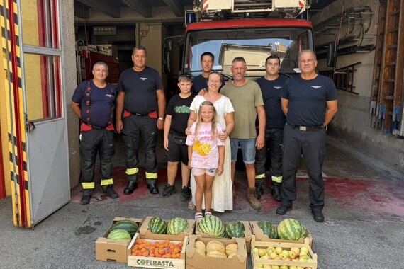 'Ovo im je hvala od nas': Marina i Emil donijeli vatrogascima pune kašete voća sa svojih njiva