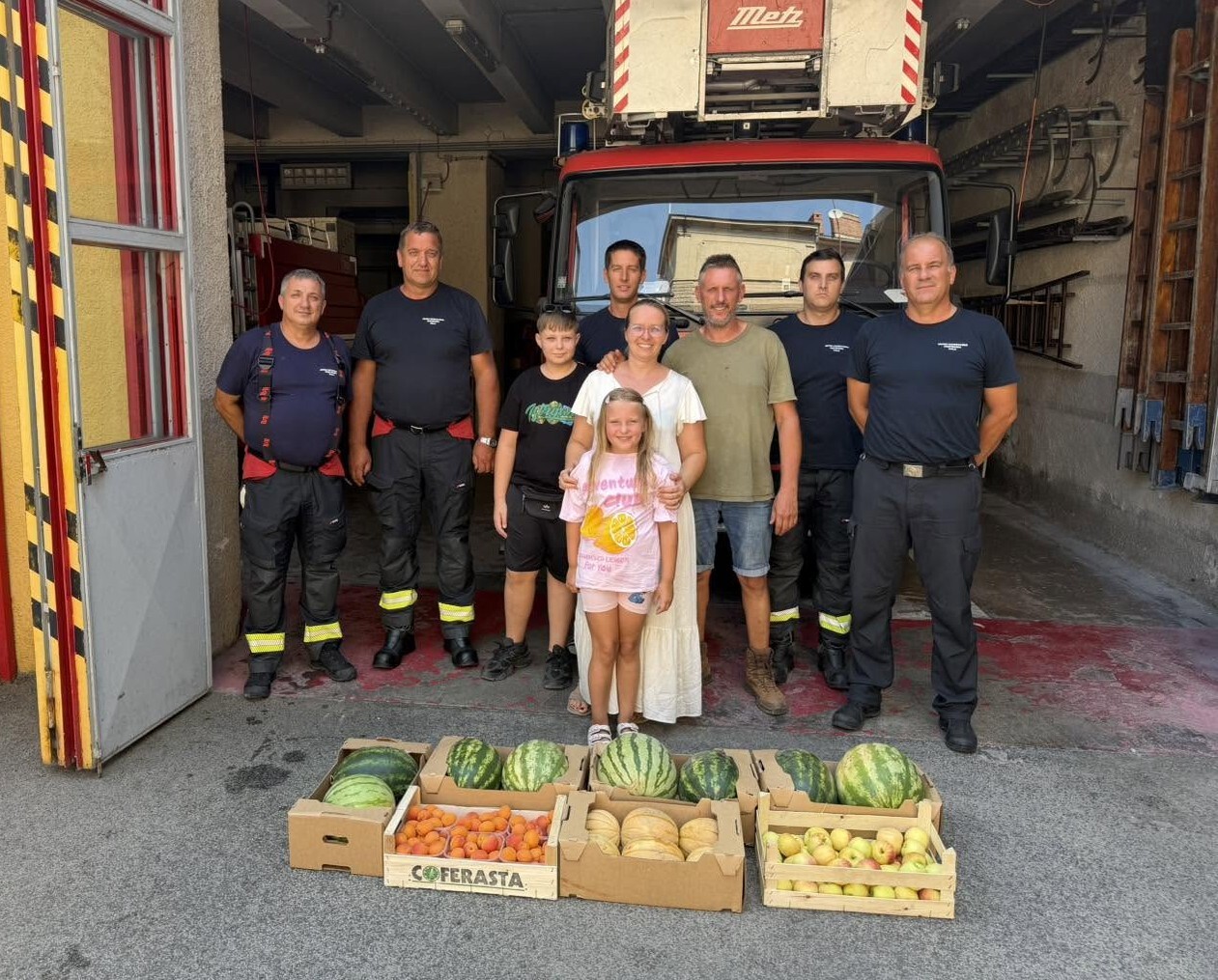 Supružnici Grbac s djecom kod pulskih vatrogasaca (Foto: JVP Pula)