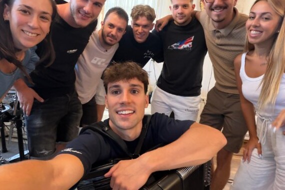 Hit harmonikaš Ivan Licul zagrijava Arenu uoči koncerta Harisa Džinovića. Najavljuje top iznenađenje