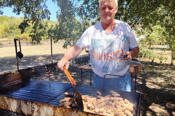 'Speka san oko devet tona ćevapi u mojen selu, a sad neka se dime ti mlaji...'