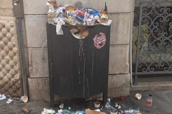 Kanta na Forumu zatrpana smećem, stanari tvrde da je baš ona stalno na meti