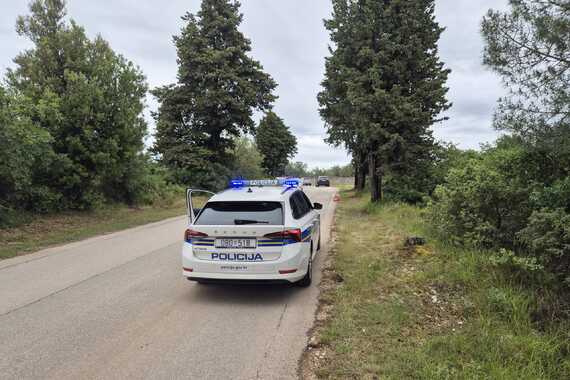 Vozač nije stao na stop. S druge strane je dolazio mladić na motoru...