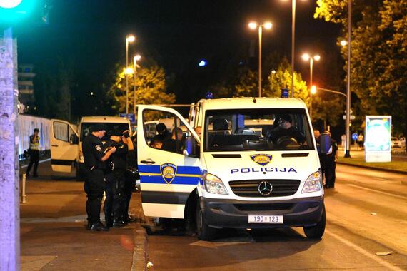 Policija upala a oni krenuli bacati drogu preko balkona. U podrumu su imali i tajno mjesto