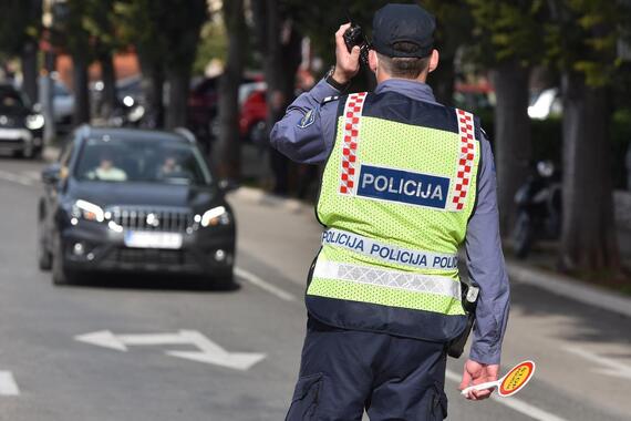 Tijekom vožnje koristio mobitel, nije imao ni vozačku ni dokumente, a ispred policije parkirao na mjesto za invalide
