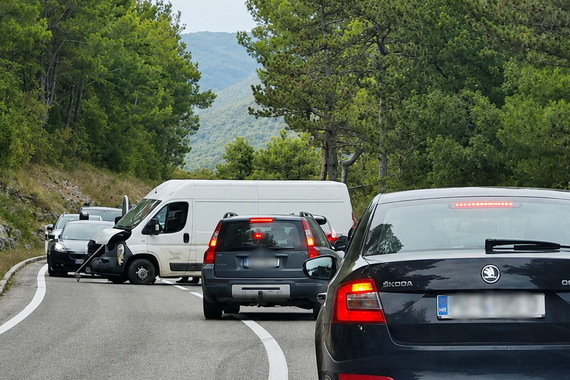 Teretnim automobilom izletio s ceste i udario u zaštitnu ogradu