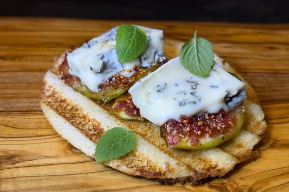 Fra Diavolo tost od smokve, gorgonzole, maslinovog ulja i bosiljka
