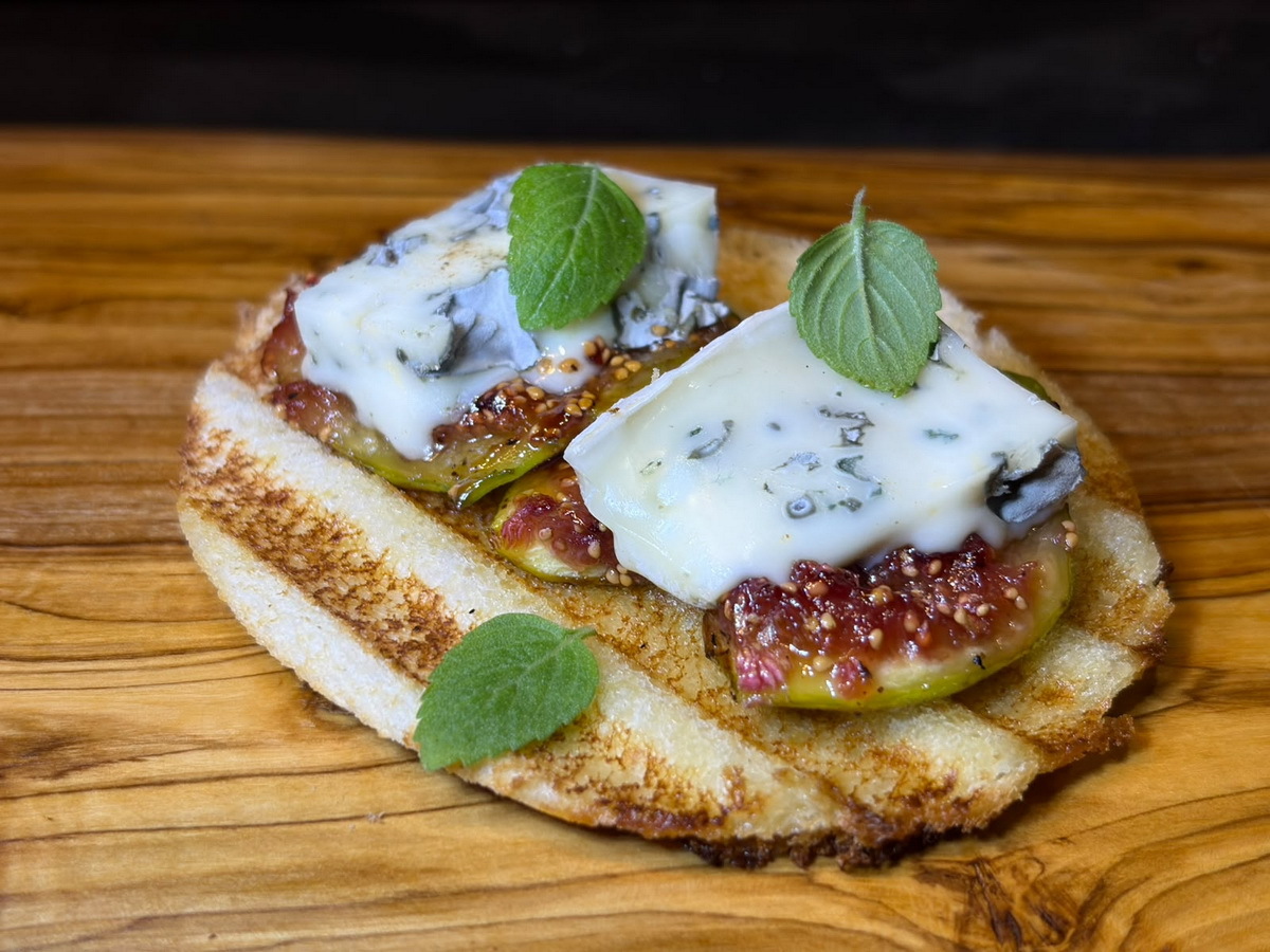 Fra Diavolo tost od smokve, gorgonzole, maslinovog ulja i bosiljka