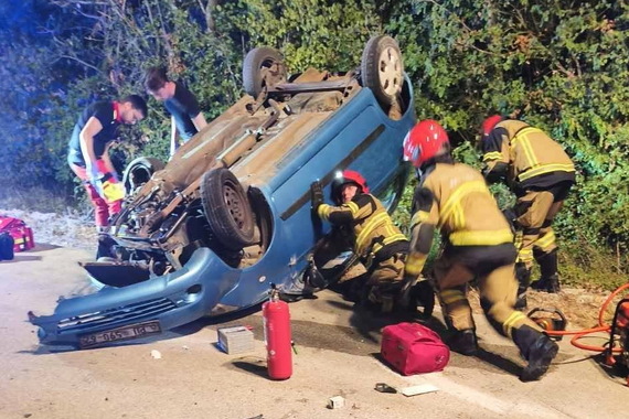 S 2,83 promila sletio s ceste, udario u stablo i prevrnuo se na krov