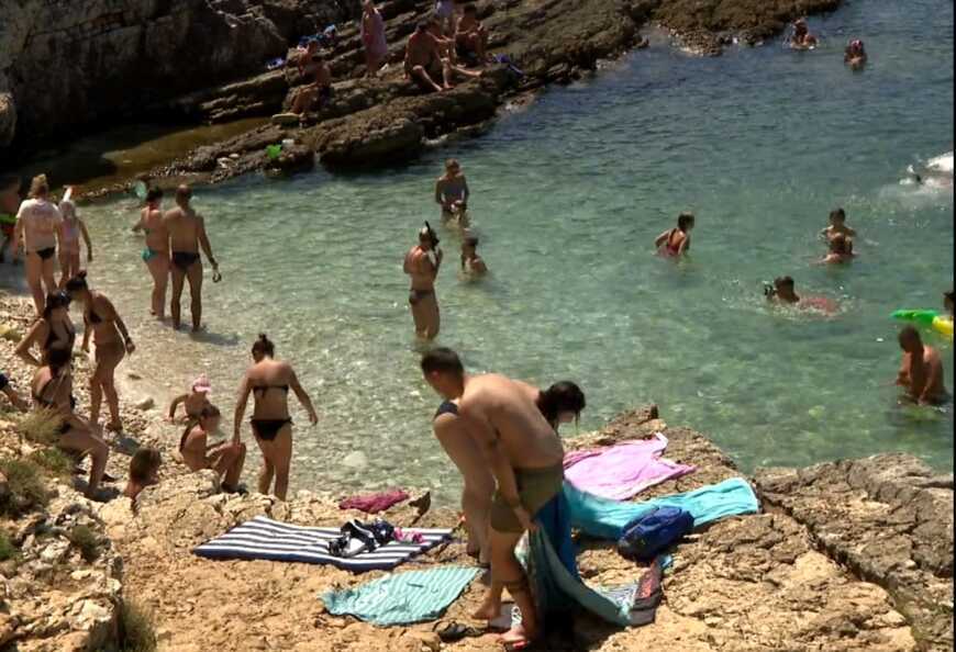 Gužve na plažama Kamenjaka (HTV/Screenshot)