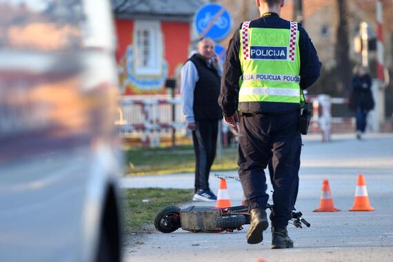 POŠASTI NEMA KRAJA: Stradala djevojčica na romobilu. Nije ga ni smjela voziti