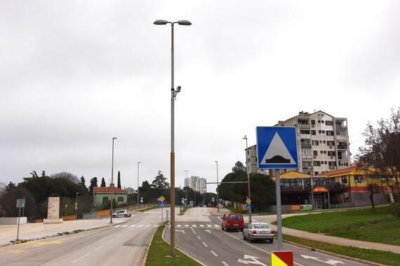 Gradom hodao s nožem u ruci, prije toga oštetio stan, motocikl i četiri automobila