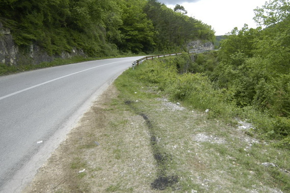 Motociklist udario u zaštitnu ogradu i pao nekoliko metara ispod ceste